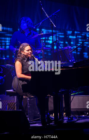 Milan, Italy. 08th Nov, 2016. The American singer-songwriter and actress NORAH JONES performs live on stage at Teatro Degli Arcimboldi to present her new album 'Day Breaks' Credit:  Rodolfo Sassano/Alamy Live News Stock Photo