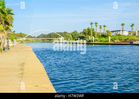 HADERA, ISRAEL - SEPTEMBER 27, 2015: View of Hadera River (Nahal Hadera) Park, the Harp (Nevel) Bridge, visitors and joggers. No Stock Photo