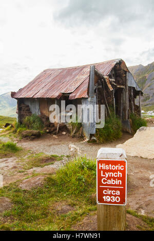 The old historic Lynch Cabin on the trail to Gold Cord Lake in Hatcher Pass, Alaska in Summer. Southcentral Alaska. Stock Photo