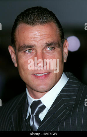 VINNIE JONES  . SNATCH PREMIERE LONDON THE ODEON LEICESTER SQ LONDON ENGLAND 29 August 2000 Stock Photo
