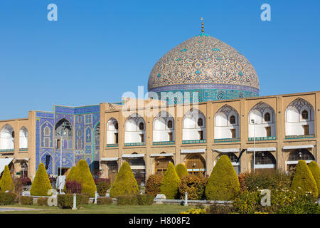 Sheikh Lotfollah Mosque at Naqhsh-e Jahan Square in Isfahan, Iran Stock Photo