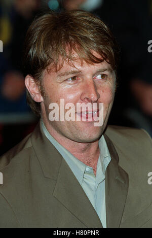 JOHN POLSON MISSION IMPOSSIBLE 2 PREMIER LONDON/ENGLAND LEICESTER SQ 04 July 2000 Stock Photo
