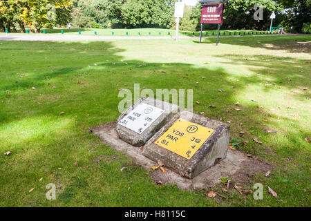 Tee markers denoting the teeing ground for hole 17 at Ruislip Golf Course, West Ruislip, Greater London, UK Stock Photo