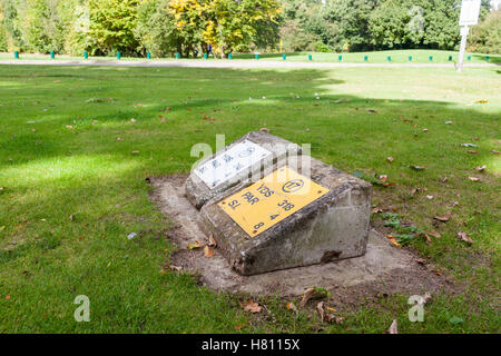 Tee markers denoting the teeing ground for hole 17 at Ruislip Golf Course, West Ruislip, Greater London, UK Stock Photo