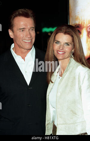 ARNOLD SCHWARZENEGGER & WIFE 'COLLATERAL DAMAGE' PREMIERE WESTWOOD LOS ANGELES USA 04 February 2002 Stock Photo