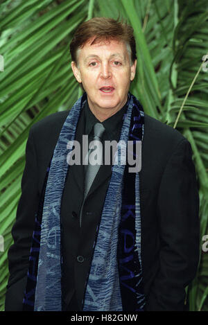 SIR PAUL MCCARTNEY KEW GARDENS PHOTOCALL KEW GARDENS RICHMOND LONDON ENGLAND 26 March 2001 Stock Photo