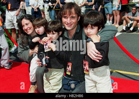 ROBERT RODRIGUEZ & FAMILY 'SPY KIDS' LOS ANGELES PREMIER DISNEY ADVENTURE LA USA 18 March 2001 Stock Photo