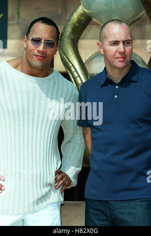 THE ROCK & ARNOLD VOSLOO THE MUMMY RETURNS VIDEO LAUNCH SANTA MONICA LA USA 03 October 2001 Stock Photo