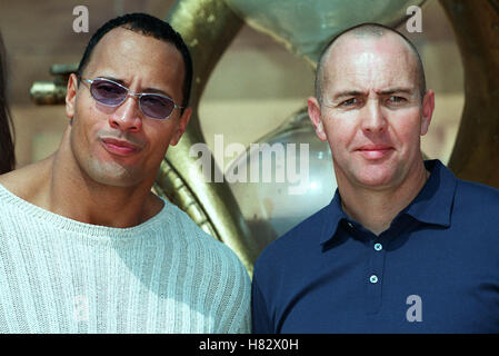 THE ROCK & ARNOLD VOSLOO THE MUMMY RETURNS VIDEO LAUNCH SANTA MONICA LA USA 03 October 2001 Stock Photo