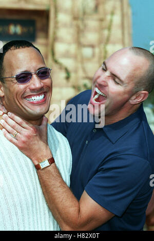 THE ROCK & ARNOLD VOSLOO THE MUMMY RETURNS VIDEO LAUNCH SANTA MONICA LA USA 03 October 2001 Stock Photo