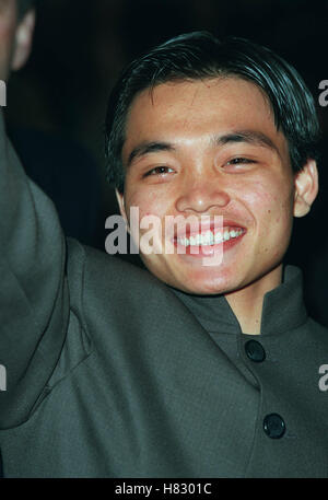 SHAOBO QIN OCEAN'S ELEVEN WORLD PREMIERE WESTWOOD LOS ANGELES USA 05 December 2001 Stock Photo