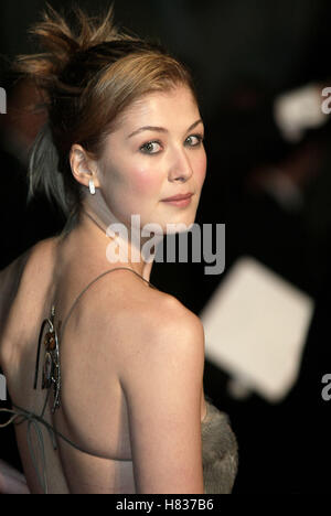 ROSAMUND PIKE DIE ANOTHER DAY (JAMES BOND) PREMIERE LONDON ROYAL ALBERT HALL LONDON ENGLAND 18 November 2002 Stock Photo