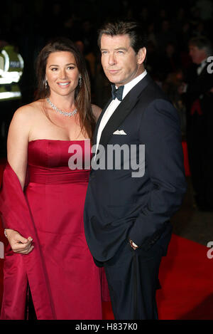 KEELY SHAYE SMITH & PIERCE BROSNAN DIE ANOTHER DAY (JAMES BOND) PREMIERE LONDON ROYAL ALBERT HALL LONDON ENGLAND 18 November Stock Photo