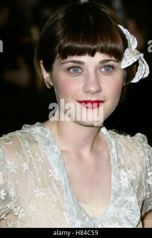 ZOOEY DESCHANEL BIG TROUBLE FILM PREMIERE HOLLYWOOD LOS ANGELES USA 02 April 2002 Stock Photo