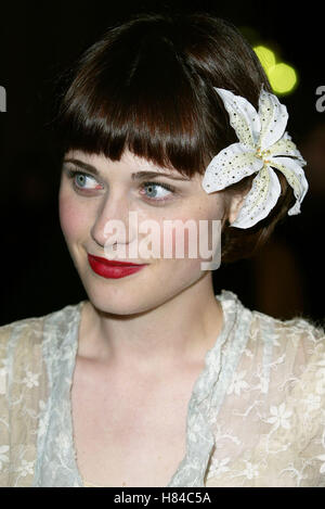 ZOOEY DESCHANEL BIG TROUBLE FILM PREMIERE HOLLYWOOD LOS ANGELES USA 02 April 2002 Stock Photo