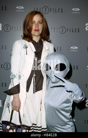 GILLIAN ANDERSON & ALIEN X-FILES FINALE WARP PARTY HOUSE OF BLUES HOLLYWOOD LOS ANGELES USA 27 April 2002 Stock Photo