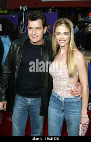 CHARLIE SHEEN DENISE RICHARDS UNDERCOVER BROTHER FILM PREM UNIVERSAL CITYWALK BURBANK LOS ANGELES USA 30 May 2002 Stock Photo