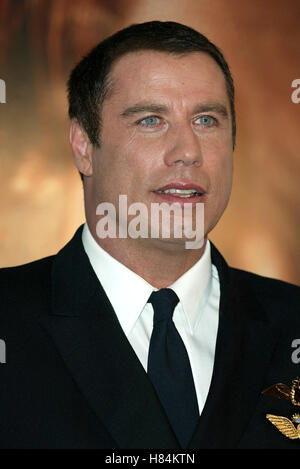 JOHN TRAVOLTA QANTAS AMBASSADOR AT LARGE LOS ANGELES AIRPORT LOS ANGELES USA 24 June 2002 Stock Photo