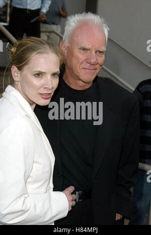 MALCOLM MCDOWELL & KELLEY KUHR GANGSTER NO.1 FILM PREMIERE HOLLYWOOD LOS ANGELES USA 08 July 2002 Stock Photo