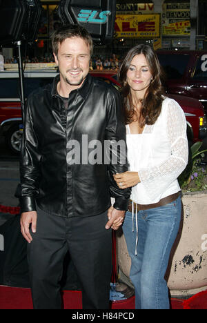 DAVID ARQUETTE & COURTENEY COX EIGHT LEGGED FREAKS PREMIERE GRUMAN'S CHINESE THEATRE HOLLYWOOD LOS ANGELES USA 16 July 2002 Stock Photo