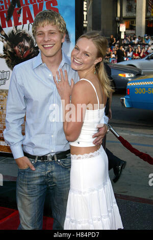 KATE BOSWORTH & MATT CZUCHRY EIGHT LEGGED FREAKS PREMIERE GRUMAN'S CHINESE THEATRE HOLLYWOOD LOS ANGELES USA 16 July 2002 Stock Photo