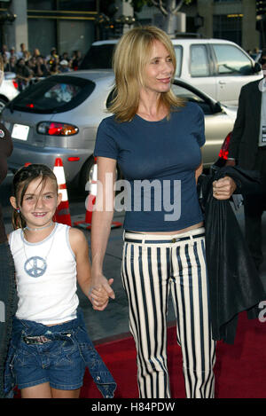 ROSANNA ARQUETTE & ZOE EIGHT LEGGED FREAKS PREMIERE GRUMAN'S CHINESE THEATRE HOLLYWOOD LOS ANGELES USA 16 July 2002 Stock Photo