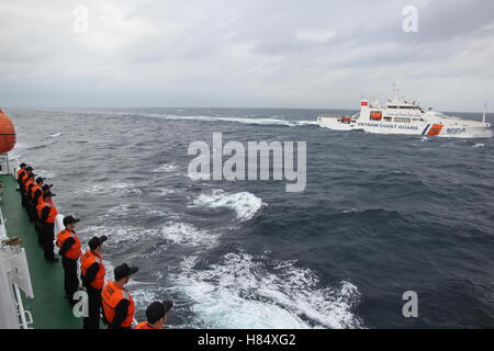 Haikou. 7th Nov, 2016. Coast guard ships from China and Vietnam sail in a common fishing zone in the Beibu Gulf, Nov. 7, 2016. China and Vietnam concluded a three-day joint patrol mission in a common fishing zone in the Beibu Gulf Wednesday. Coast guards from both sides completed a series of scheduled tasks, including a joint patrol, maritime search and rescue exercise, and examination of fishing boats, amid strong winds and high waves, according to a China Coast Guard (CCG) statement. © Bai Guolong/Xinhua/Alamy Live News Stock Photo