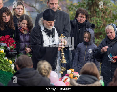 Markt Egloffstein, Germany. 9th Nov, 2016. A Russian-Orthodox priest speaks at the garve of Oleg Popov in Markt Egloffstein, Germany, 9 November 2016. The world famous clown was one of the most well known in circus history. He died of heart failure during a tour last Wednesday at the age of 86. Popov has been living in Egloffstein with his German wife since 1991. Photo: Nicolas Armer/dpa/Alamy Live News Stock Photo