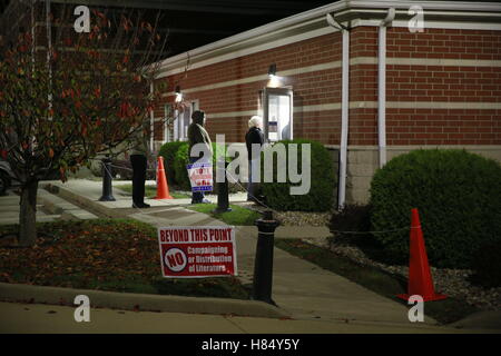 Ellettsville, Indiana, USA. 8th Nov, 2016. Voters wait in line to cast their ballots at the Ellettsville Fire Department on Election Day 2016. Election officials are expecting a record turnout that will surpass 2008 record. Donald Trump later won the election, which has left the United States deeply divided.  Credit:  Jeremy Hogan/Alamy Live News Stock Photo