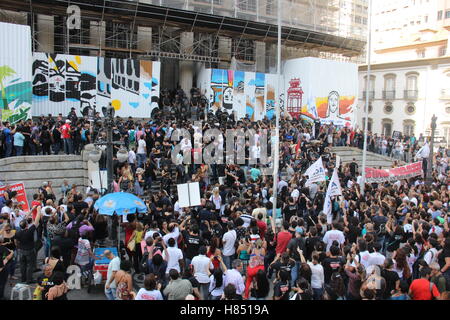 Rio de Janeiro, Brazil. 9th Nov, 2016. The State of Rio de Janeiro is experiencing an unprecedented political and economic crisis. Many civil servants, workers of the State Government, are wage arrears and most public services work in a precarious way. The Governor is tending to approve what workers call a 'Package of Mischief', which can cut up to 30% of the salaries of active employees as well as retirees and pensioners. Credit:  Luiz Souza/Alamy Live News Stock Photo