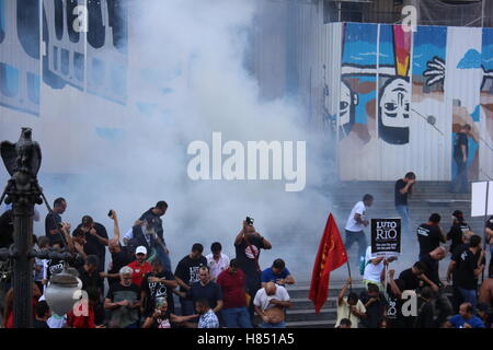 Rio de Janeiro, Brazil. 9th Nov, 2016. The State of Rio de Janeiro is experiencing an unprecedented political and economic crisis. Many civil servants, workers of the State Government, are wage arrears and most public services work in a precarious way. The Governor is tending to approve what workers call a 'Package of Mischief', which can cut up to 30% of the salaries of active employees as well as retirees and pensioners. Credit:  Luiz Souza/Alamy Live News Stock Photo