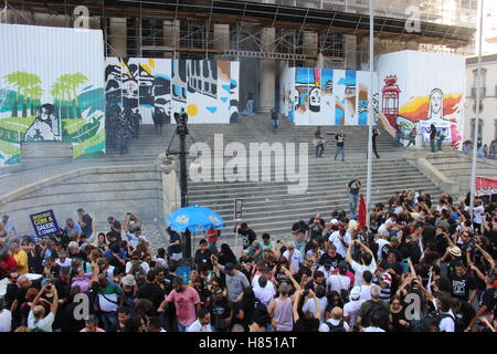 Rio de Janeiro, Brazil. 9th Nov, 2016. The State of Rio de Janeiro is experiencing an unprecedented political and economic crisis. Many civil servants, workers of the State Government, are wage arrears and most public services work in a precarious way. The Governor is tending to approve what workers call a 'Package of Mischief', which can cut up to 30% of the salaries of active employees as well as retirees and pensioners. Credit:  Luiz Souza/Alamy Live News Stock Photo