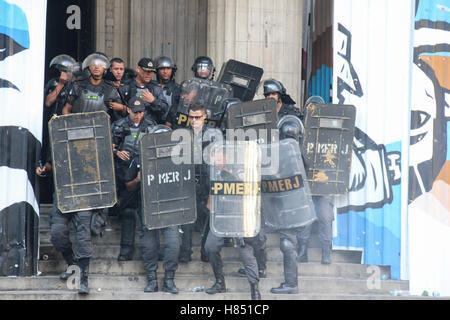 Rio de Janeiro, Brazil. 9th Nov, 2016. The State of Rio de Janeiro is experiencing an unprecedented political and economic crisis. Many civil servants, workers of the State Government, are wage arrears and most public services work in a precarious way. The Governor is tending to approve what workers call a 'Package of Mischief', which can cut up to 30% of the salaries of active employees as well as retirees and pensioners. Credit:  Luiz Souza/Alamy Live News Stock Photo