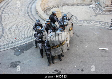 Rio de Janeiro, Brazil. 9th Nov, 2016. The State of Rio de Janeiro is experiencing an unprecedented political and economic crisis. Many civil servants, workers of the State Government, are wage arrears and most public services work in a precarious way. The Governor is tending to approve what workers call a 'Package of Mischief', which can cut up to 30% of the salaries of active employees as well as retirees and pensioners. Credit:  Luiz Souza/Alamy Live News Stock Photo