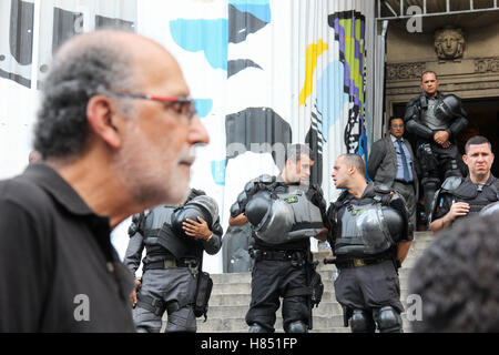 Rio de Janeiro, Brazil. 9th Nov, 2016. The State of Rio de Janeiro is experiencing an unprecedented political and economic crisis. Many civil servants, workers of the State Government, are wage arrears and most public services work in a precarious way. The Governor is tending to approve what workers call a 'Package of Mischief', which can cut up to 30% of the salaries of active employees as well as retirees and pensioners. Credit:  Luiz Souza/Alamy Live News Stock Photo