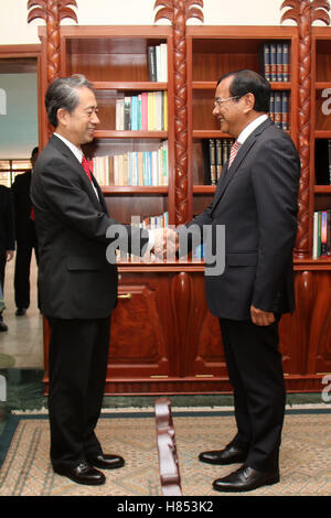 Phnom Penh, Cambodia. 10th Nov, 2016. Cambodian Foreign Minister Prak Sokhonn (R) shakes hands with Chinese Ambassador to Cambodia Xiong Bo in Phnom Penh, Cambodia, Nov. 10, 2016. Cambodian Foreign Minister Prak Sokhonn said Thursday that the recent exchange of visits by top leaders of Cambodia and China had greatly contributed to advancing bilateral relations and cooperation. © Sovannara/Xinhua/Alamy Live News Stock Photo