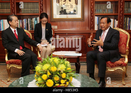 Phnom Penh, Cambodia. 10th Nov, 2016. Cambodian Foreign Minister Prak Sokhonn (R) meets with Chinese Ambassador to Cambodia Xiong Bo (L) in Phnom Penh, Cambodia, Nov. 10, 2016. Cambodian Foreign Minister Prak Sokhonn said Thursday that the recent exchange of visits by top leaders of Cambodia and China had greatly contributed to advancing bilateral relations and cooperation. © Sovannara/Xinhua/Alamy Live News Stock Photo