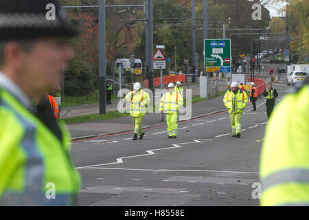 Croydon London,UK. 10th November 2016. Accident investigators arrive at the scene which remains cordoned off at the site where where a Tram overturned in Croydon Southeast London  causing several fatalities Credit:  amer ghazzal/Alamy Live News Stock Photo