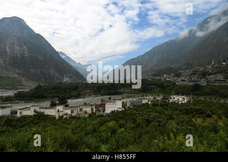 China. 13th Oct, 2016. Sichuan, CHINA-October 13 2016: (EDITORIAL USE ONLY. CHINA OUT) .Scenery of Mao County, southwest China's Sichuan.Mao County is a county in Ngawa Prefecture, Sichuan Province, China. About 90 percent of the population in Mao County are Qiang people. © SIPA Asia/ZUMA Wire/Alamy Live News Stock Photo