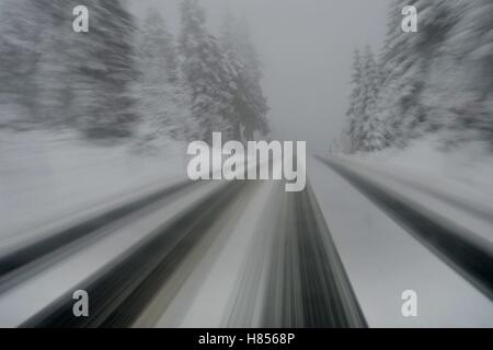 A car is driving in the snow, Germany, 09. November 2016. Photo: Frank May | usage worldwide Stock Photo