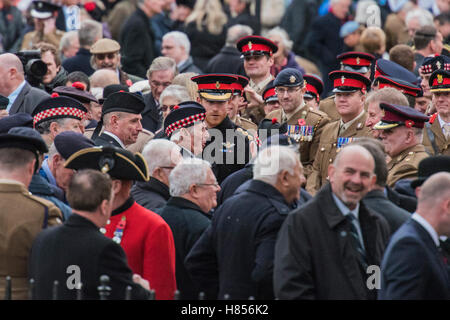 London, UK. 10th Nov, 2016.  Prince Harry mingles amiably with soldiers and their families - The Duke of Edinburgh, Life Member, Royal British Legion, accompanied by Prince Harry, visit the Field of Remembrance at Westminster Abbey - 10 November 2016, London. Credit:  Guy Bell/Alamy Live News Stock Photo