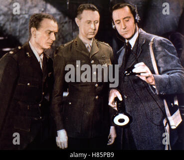 Sherlock Holmes: Gespenster im Schloß, (SHERLOCK HOLMES FACES DEATH) USA 1943, Regie: Roy William Neill, BASIL RATHBONE (re), Stichwort: Uniform, Kopfhörer Stock Photo