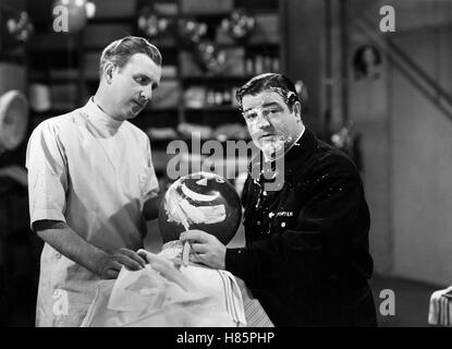 Abbott und Costello in Hollywood, (ABBOTT AND COSTELLO IN HOLLYWOOD) USA 1945, Regie: S. Sylvan Simon, BUD ABBOTT, LOU COSTELLO, Stichwort: Rasur, Rasierschaum, Friseur, Rasiermesser Stock Photo