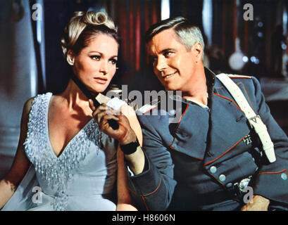 Der blaue Max, (THE BLUE MAX) GB 1965, Regie: John Guillermin, URSULA ANDRESS + GEORGE PEPPARD, Stichwort: Uniform, Revolver Stock Photo