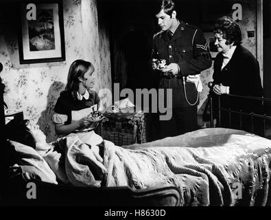 Der Keller, (THE BEAST IN THE CELLAR) GB 1970, Regie: James Kelly, BERYL REID, TESSA WYATT, JOHN HAMILL, FLORA ROBSON, Stichwort: Krankenbett, Schwester, Krankenbesuch Stock Photo
