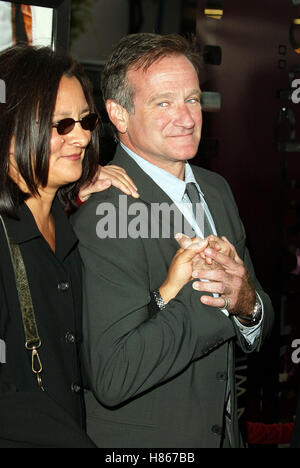 ROBIN WILLIAMS & MARSHA ONE HOUR PHOTO PREMIERE LA BEVERLY HILLS LOS ANGELES USA 22 August 2002 Stock Photo
