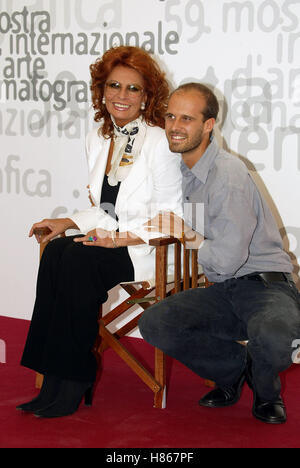 SOPHIA LOREN & EDOARDO PONTI BETWEEN STRANGERS PHOTOCALL VENICE FILM FESTIVAL VENICE ITALY 30 August 2002 Stock Photo