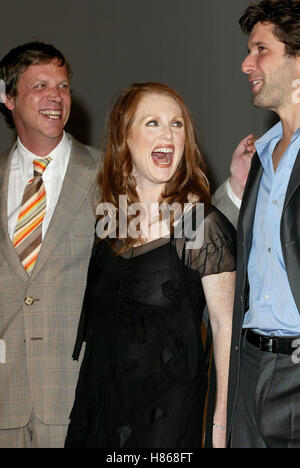 TODD HAYNES & JULIANNE MOORE FAR FROM HEAVEN PREMIERE VENICE FILM FESTIVAL VENICE ITALY 02 September 2002 Stock Photo