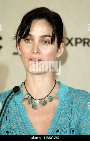 CARRIE-ANNE MOSS 03 INDY SPIRIT AWDS NOMINATION L'HERMITAGE HOTEL BEVERLY HILLS USA 11 December 2002 Stock Photo