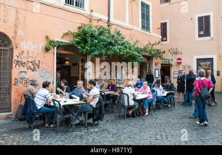 People having an alfresco lunch at Da Augusto in Piazza de' Renzi in the Trastevere district of Rome Stock Photo